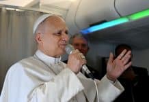 É #FAKE vídeo do papa Leão XIV nomeando Frei Gilson como 'ferramenta de Deus'; cena feita com IA leva a golpe do PIX É #FAKE vídeo do papa Leão XIV nomeando Frei Gilson como 'ferramenta de Deus'; cena feita com IA leva a golpe do PIX