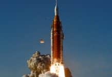 Missão Artemis 2 deixa a órbita terrestre rumo à Lua 1º.abr.2026 - Missão Artemis 2 segundos após lançamento em Cabo Canaveral, na Flórida (EUA)