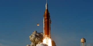 Missão Artemis 2 deixa a órbita terrestre rumo à Lua 1º.abr.2026 - Missão Artemis 2 segundos após lançamento em Cabo Canaveral, na Flórida (EUA)