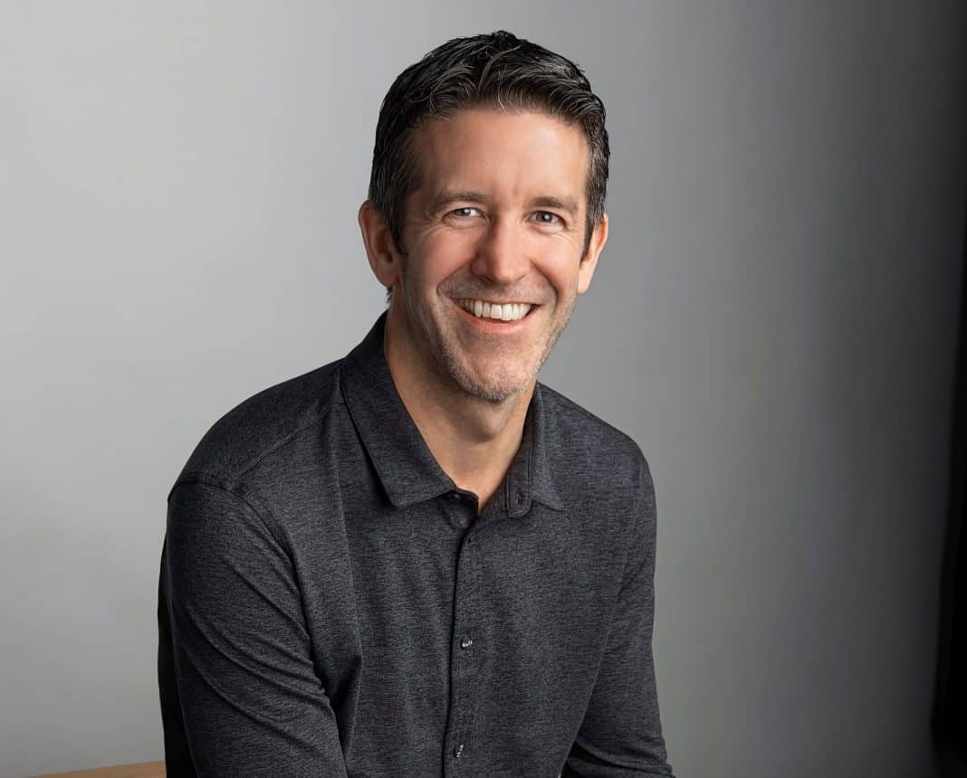 Quem é John Ternus, sucessor de Tim Cook no comando da Apple