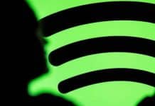 Spotify lança selo que diferencia artistas humanos de conteúdo com IA Selo se refere ao perfil do artista, o que significa que um músico "verificado" poderá subir músicas geradas por IA para a plataforma