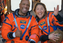 astronautas estão em navio da Marinha dos EUA para passar por exames médicos O astronautas Victor Glover e Christina Koch, que fizeram parte da missão Artemis 2, acenam em navio da Marinha dos EUA