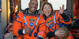 astronautas estão em navio da Marinha dos EUA para passar por exames médicos O astronautas Victor Glover e Christina Koch, que fizeram parte da missão Artemis 2, acenam em navio da Marinha dos EUA