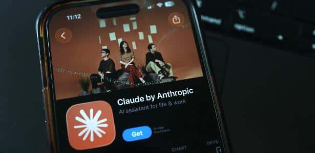 Anthropic vale US$ 965 bilhões, ultrapassa OpenAI e vira a App de IA Claude, da Anthropic, em tela de smartphone