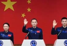 China envia astronauta ao espaço por um ano em sua jornada à Lua Os astronautas Lai Ka-ying, Zhu Yangzhu e Zhang Zhiyuan. da missão espacial chinesa Shenzhou-23