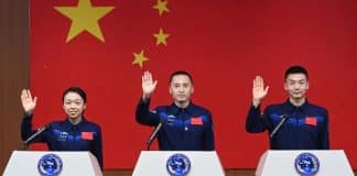 China envia astronauta ao espaço por um ano em sua jornada à Lua Os astronautas Lai Ka-ying, Zhu Yangzhu e Zhang Zhiyuan. da missão espacial chinesa Shenzhou-23