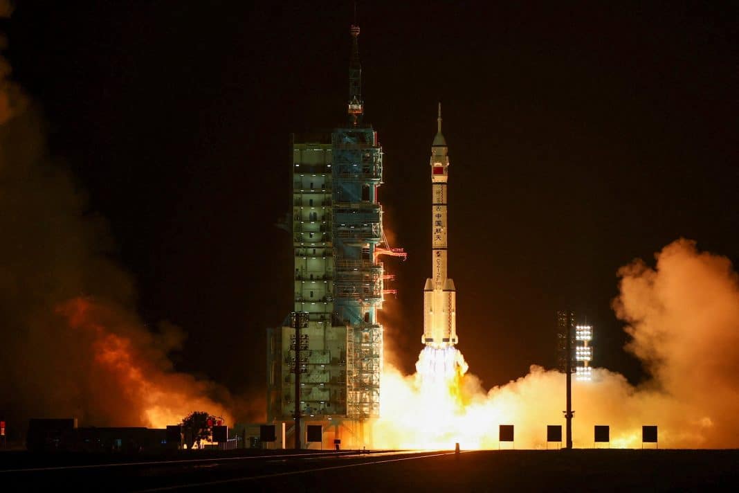 China lança missão para se preparar para ida à Lua; China lança missão para se preparar para ida à Lua; astronauta chinês passará um ano no espaço pela primeira vez