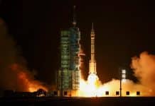 China lança missão para se preparar para ida à Lua; astronauta chinês passará um ano no espaço pela primeira vez China lança missão para se preparar para ida à Lua; astronauta chinês passará um ano no espaço pela primeira vez