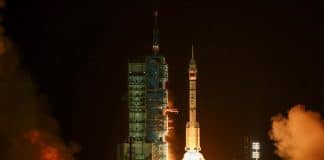 China lança missão para se preparar para ida à Lua; astronauta chinês passará um ano no espaço pela primeira vez China lança missão para se preparar para ida à Lua; astronauta chinês passará um ano no espaço pela primeira vez