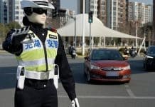 China usa robôs humanoides como guardas de trânsito Robôs humanoides ajudam a controlar trânsito na China