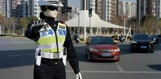 China usa robôs humanoides como guardas de trânsito Robôs humanoides ajudam a controlar trânsito na China