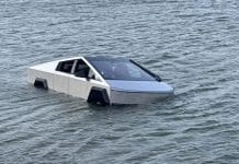 Homem é preso por dirigir Cybertruck dentro de lago para testar “Wade Mode” Homem é preso por dirigir Cybertruck dentro de lago para testar "Wade Mode"