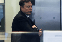 Musk diz que não leu ‘letras miúdas’ em processo contra OpenAI 30.abr.26 - Elon Musk no tribunal em que acontece o julgamento de seu processo sobre a conversão da OpenAI para uma entidade com fins lucrativos na Califórnia, EUA