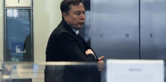 Musk diz que não leu ‘letras miúdas’ em processo contra OpenAI 30.abr.26 - Elon Musk no tribunal em que acontece o julgamento de seu processo sobre a conversão da OpenAI para uma entidade com fins lucrativos na Califórnia, EUA