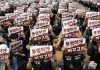 Samsung chega a acordo provisório com sindicato e evita greve 16.mai. 2026 - Trabalhadores de sindicato de trabalhadores da Samsung carregam cartazes pedindo para companhia ser transparente