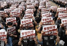 Samsung chega a acordo provisório com sindicato e evita greve 16.mai. 2026 - Trabalhadores de sindicato de trabalhadores da Samsung carregam cartazes pedindo para companhia ser transparente