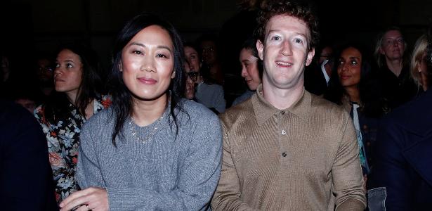 Zuck e esposa criam 'atlas' de proteínas para achar novos A médica Priscilla Chan (esq.) ao lado do marido, Mark Zuckerberg, CEO da Meta, durante desfile da semana de moda de Milão, na Itália