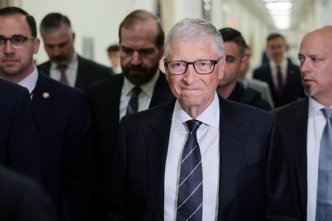 Bill Gates diz que Epstein tentou chantageá-lo por sua infidelidade.