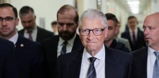 Bill Gates diz que Epstein tentou chantageá-lo por sua infidelidade. Bill Gates diz que Epstein tentou chantageá-lo por sua infidelidade.