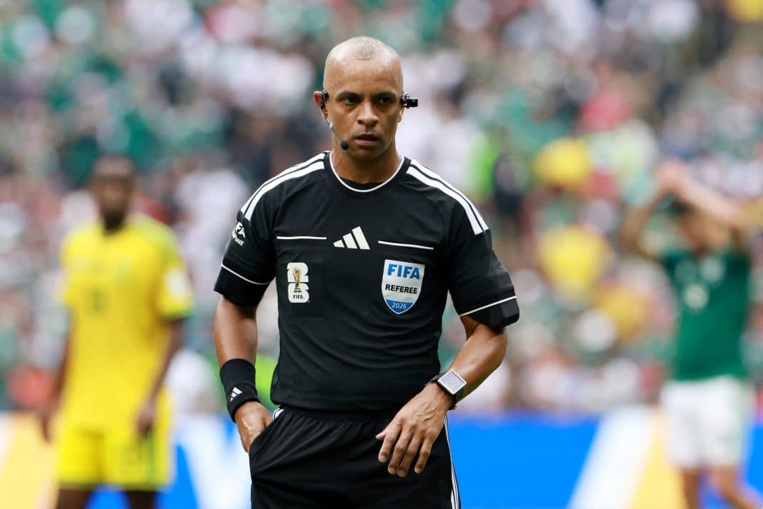 Copa do Mundo 2026: árbitro brasileiro expulsa três, anuncia decisão em inglês e rende memes