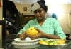 Cortar frutas, dobrar roupas e cozinhar: com câmeras na cabeça, indianos treinam robôs de IA para fazer tarefas domésticas Cortar frutas, dobrar roupas e cozinhar: com câmeras na cabeça, indianos treinam robôs de IA para fazer tarefas domésticas