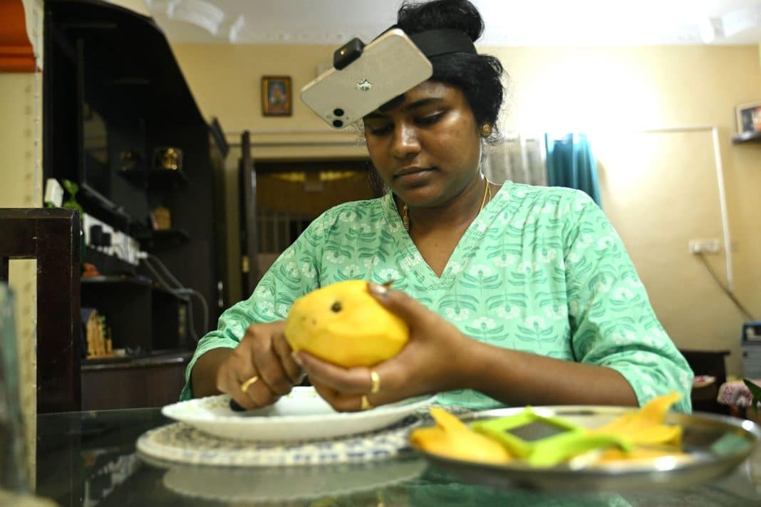 Cortar frutas, dobrar roupas e cozinhar: com câmeras na cabeça, indianos treinam robôs de IA para fazer tarefas domésticas