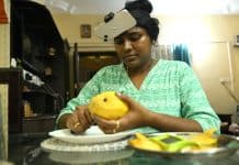 Cortar frutas, dobrar roupas e cozinhar: com câmeras na cabeça, indianos treinam robôs de IA para fazer tarefas domésticas Cortar frutas, dobrar roupas e cozinhar: com câmeras na cabeça, indianos treinam robôs de IA para fazer tarefas domésticas