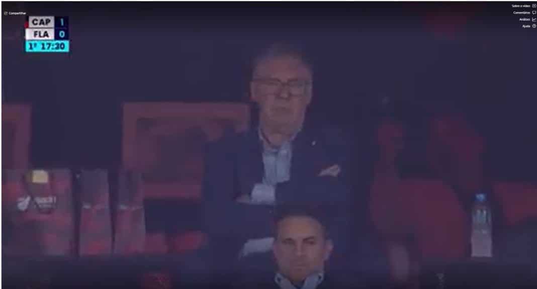 É #FAKE foto de Carlo Ancelotti dormindo no jogo Athletico-PR É #FAKE foto de Carlo Ancelotti dormindo no jogo Athletico-PR x Flamengo; imagem foi manipulada com inteligência artificial