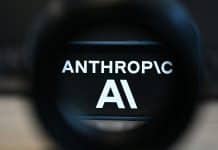 EUA proíbem acesso de estrangeiros a novas IAs da Anthropic Foto mostra logotipo da empresa de IA Anthropic em tela de smartphone