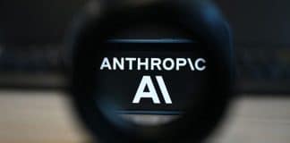 EUA proíbem acesso de estrangeiros a novas IAs da Anthropic Foto mostra logotipo da empresa de IA Anthropic em tela de smartphone