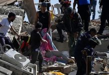 Google alertou 11 milhões de pessoas antes de terremoto na Venezuela Equipes de resgate e moradores cobrem um corpo em meio aos escombros após terremoto na Venezuela.