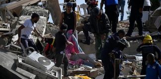 Google alertou 11 milhões de pessoas antes de terremoto na Venezuela Equipes de resgate e moradores cobrem um corpo em meio aos escombros após terremoto na Venezuela.