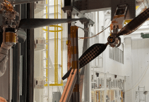 Pás de helicópteros da Nasa que vão a Marte rompem barreira do som Engenheiro Jaakko Karras inspeciona pá de rotor de helicóptero de última geração para Marte antes de testá-la em velocidades supersônicas