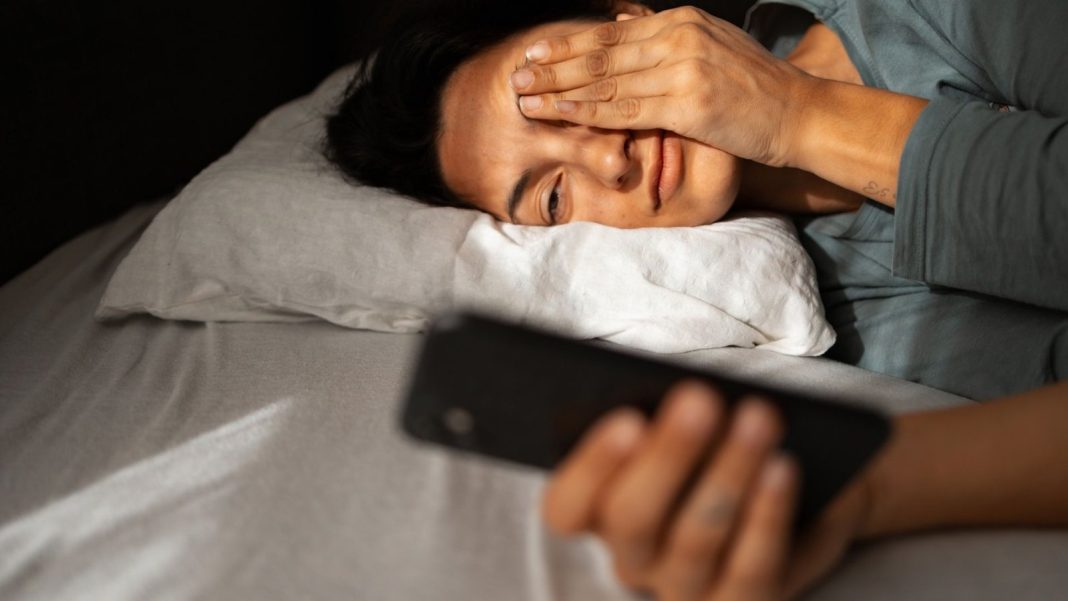 Pegar o celular ao acordar pode estar te deixando mais Pegar o celular ao acordar pode estar te deixando mais estressado