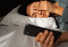 Pegar o celular ao acordar pode estar te deixando mais estressado Pegar o celular ao acordar pode estar te deixando mais estressado