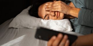 Pegar o celular ao acordar pode estar te deixando mais estressado Pegar o celular ao acordar pode estar te deixando mais estressado