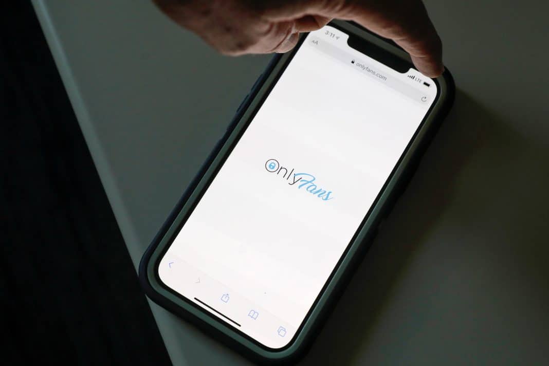 Polícia da República Tcheca acusa quatro pessoas por tráfico humano em caso envolvendo OnlyFans