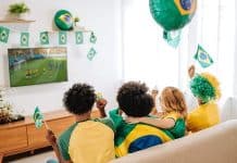 Por que em pleno 2026 seu vizinho ainda grita gol antes de você? Imagem