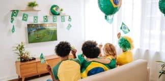 Por que em pleno 2026 seu vizinho ainda grita gol antes de você? Imagem