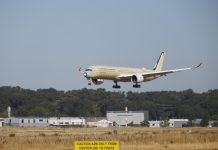 Avião de rota mais longa do mundo bate recorde com voo direto de 24 horas Avião de rota mais longa do mundo bate recorde com voo direto de 24 horas