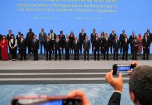 Brasil e outros 28 países criam órgão global de IA na China 16.jul.2026 - Signatários, incluindo o Ministro das Relações Exteriores da China, Wang Yi, posam para fotos com o Secretário-Geral da ONU, António Guterres, após a cerimônia de assinatura do Acordo para o Estabelecimento da Organização Mundial de Cooperação em Inteligência Artificial, antes da Conferência Mundial de IA em Xangai, China