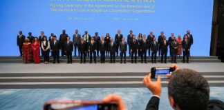 Brasil e outros 28 países criam órgão global de IA na China 16.jul.2026 - Signatários, incluindo o Ministro das Relações Exteriores da China, Wang Yi, posam para fotos com o Secretário-Geral da ONU, António Guterres, após a cerimônia de assinatura do Acordo para o Estabelecimento da Organização Mundial de Cooperação em Inteligência Artificial, antes da Conferência Mundial de IA em Xangai, China