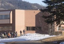 Canadá prepara ação contra ChatGPT por ataque a tiros em escola Escola Secundária de Tumbler Ridge, no Canadá, local onde ocorreu um ataque a tiros matou oito pessoas