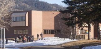 Canadá prepara ação contra ChatGPT por ataque a tiros em escola Escola Secundária de Tumbler Ridge, no Canadá, local onde ocorreu um ataque a tiros matou oito pessoas