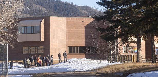 Canadá prepara ação contra ChatGPT por ataque a tiros em Escola Secundária de Tumbler Ridge, no Canadá, local onde ocorreu um ataque a tiros matou oito pessoas