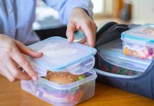 Como tirar gordura impregnada na marmita sem danificar o recipiente Com o tempo, a gordura pode ficar incrustada nos potes de plástico