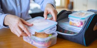 Como tirar gordura impregnada na marmita sem danificar o recipiente Com o tempo, a gordura pode ficar incrustada nos potes de plástico