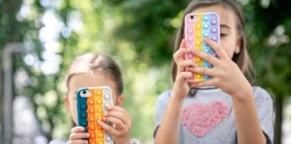 Europa planeja filtros separados por idade para crianças nas redes sociais Relatório europeu defende que bebês e crianças pequenas não sejam expostos a telas
