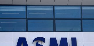 Fabricante holandesa de equipamentos para chips oferece bônus de 20 mil euros a funcionários que ficarem até 2030 Fabricante holandesa de equipamentos para chips oferece bônus de 20 mil euros a funcionários que ficarem até 2030