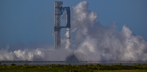 Foguete Starship da SpaceX aborta decolagem em tentativa de voo 16.jul.26 - O Starship e o propulsor Super Heavy v3 da SpaceX abortaram automaticamente a ignição antes de seu 13º voo de teste, a partir do complexo de lançamento da SpaceX em Starbase, Texas, EUA